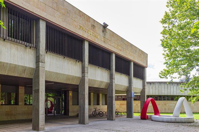 Archivo - Entrada de la Facultad de Derecho de la ULE.