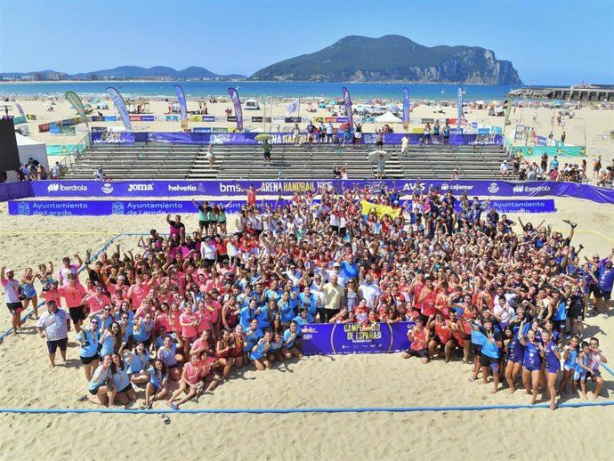 Foto de familia de los participantes en el Campeonato de España de Balonmano Playa