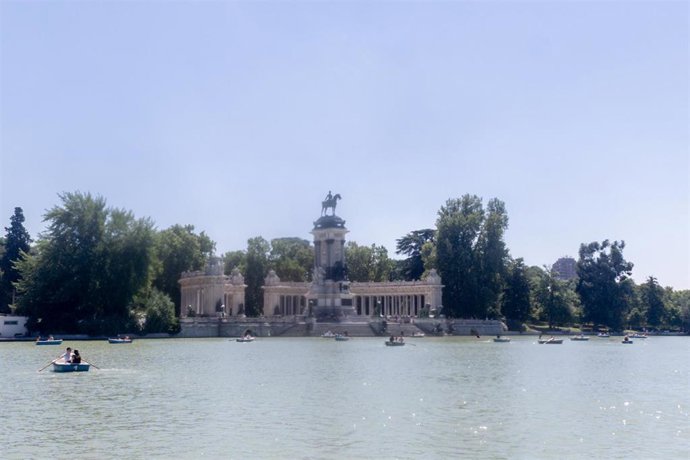Archivo - Barcas en el estanque del Parque de El Retiro, en Madrid (España). 