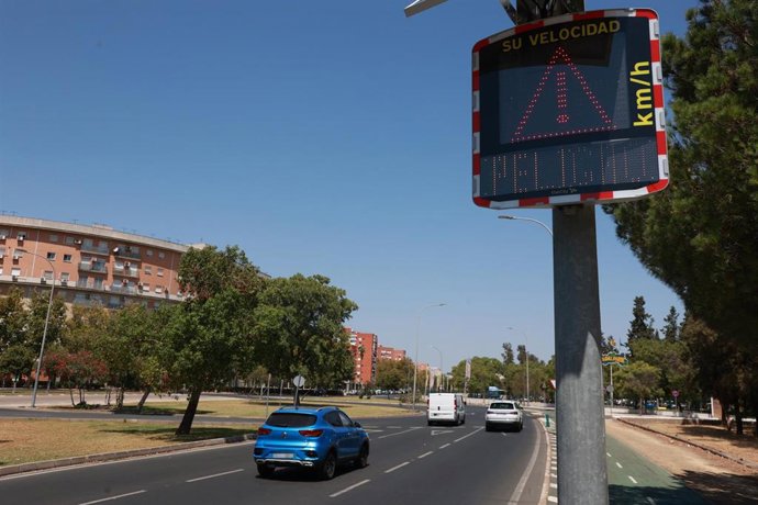 Archivo - Radar de velocidad situado en la Avenida del deporte. A 08 de agosto de 2024, en Sevilla (Andalucía, España). El Ayuntamiento de Sevilla ha colocado en varios puntos 'radares pedagógicos' que alertan a los conductores de la velocidad permitida p