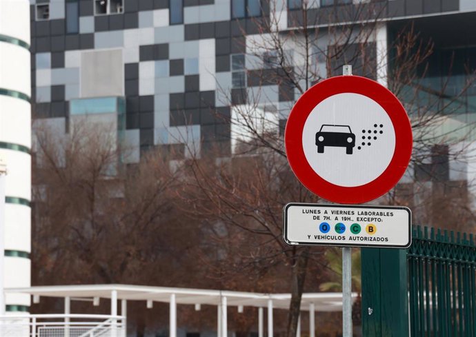 Archivo - Señal de prohibición de circulación en Zona de Bajas Emisiones (ZBE) en los accesos de la Cartuja de Sevilla. 
