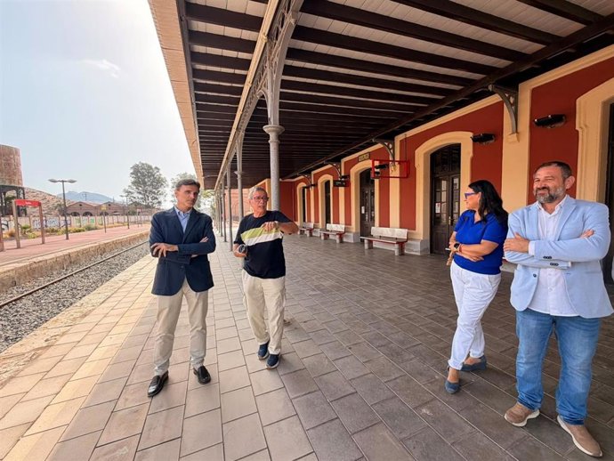 El consejero de Infraestructuras y Desarrollo Territorial, Jorge García Montoro, durante su encuentro con representantes de la Asociación de Amigos del Ferrocarril de Águilas