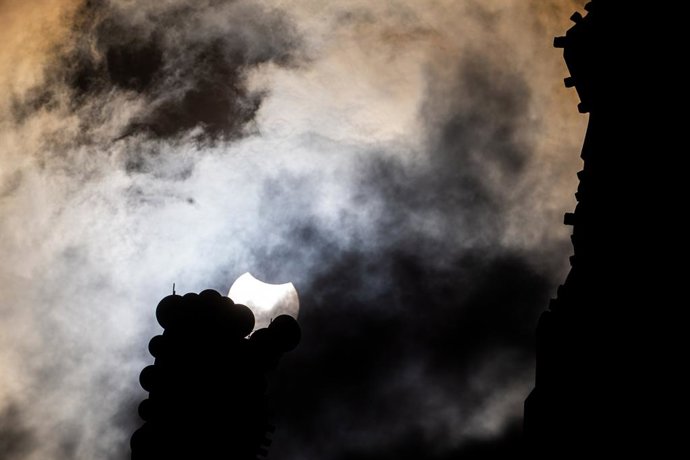 Archivo - Eclipse parcial del sol  