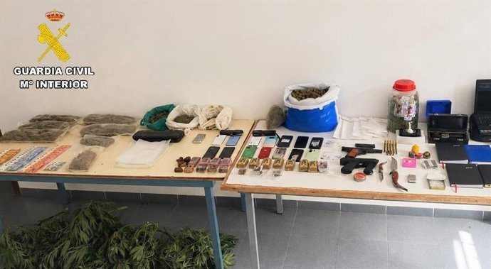 Efectos y droga intervenida durante la operación