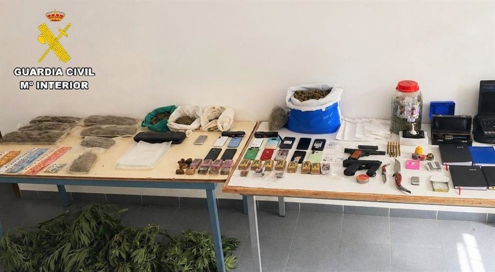 Efectos y droga intervenida durante la operación