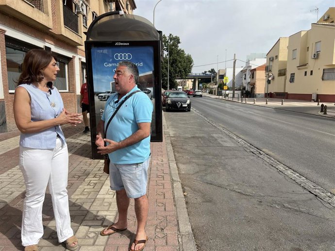 La portavoz del grupo socialista en el Ayuntamiento de Granada hablando con el presidente de la asociación de vecinos de Cerrillo de Maracena.