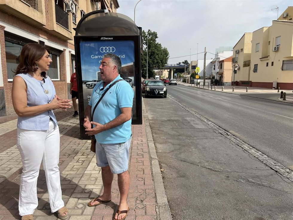 La portavoz del grupo socialista en el Ayuntamiento de Granada hablando con el presidente de la asociación de vecinos de Cerrillo de Maracena.