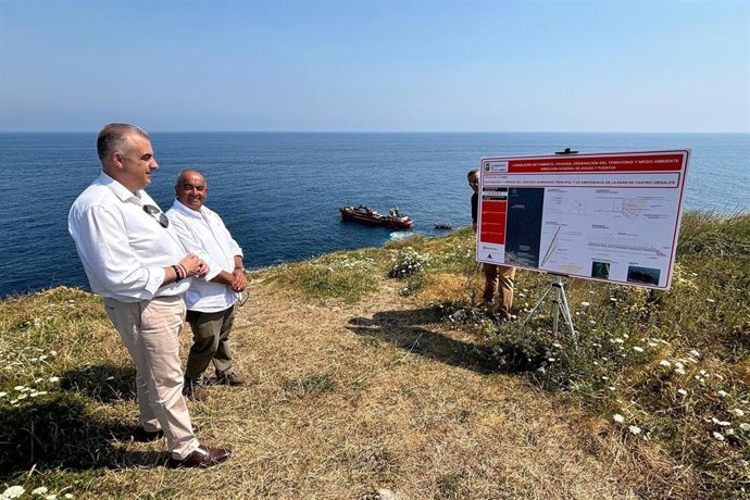 El consejero de Fomento y Medio Ambiente, Roberto Media, visita las obras de reparación del emisario submarino de Castro Urdiales