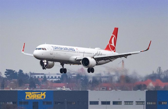 Archivo - FILED - 23 March 2021, Brandenburg, Schoenefeld: An Airbus A 321 of the airline Turkish Airlines with the identification (Hexcode) TC-LSV lands from Istanbul at the airport Berlin Brandenburg "Willy Brandt".