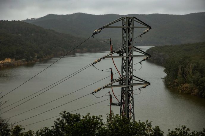 Archivo - Vista del embalse de Foix al 100% de su capacidad, a 19 de marzo de 2025, en Castellet y Gornal, Barcelona