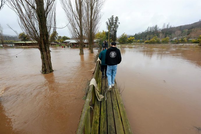 Concepción Domingo 2 de agosto de 2026  El río Andalién se desbordó a la altura del sector Chaimávida en la comuna de Concepción provocando la inundación de amplios sectores y la evacuación de quienes ahí vive Sin embargo muchos no quisieron salir de sus