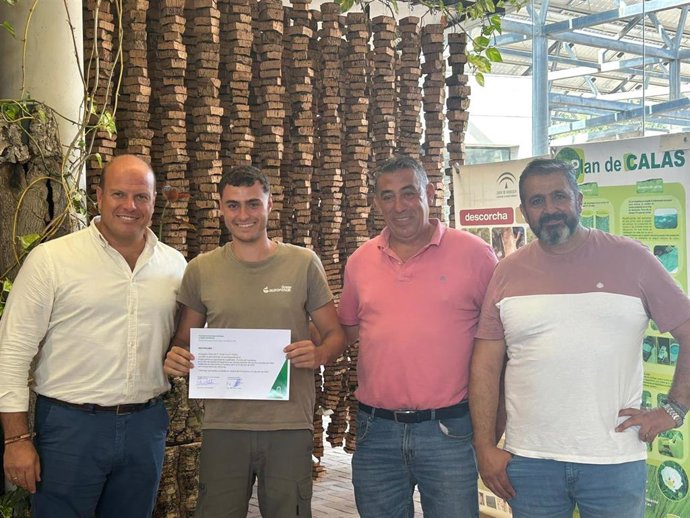 El delegado territorial de Sostenibilidad y Medio Ambiente en la provincia de Cádiz, Óscar Curtido, en la entrega de diplomas al alumnado participante en la provincia gaditana de la Escuela de Corcheros