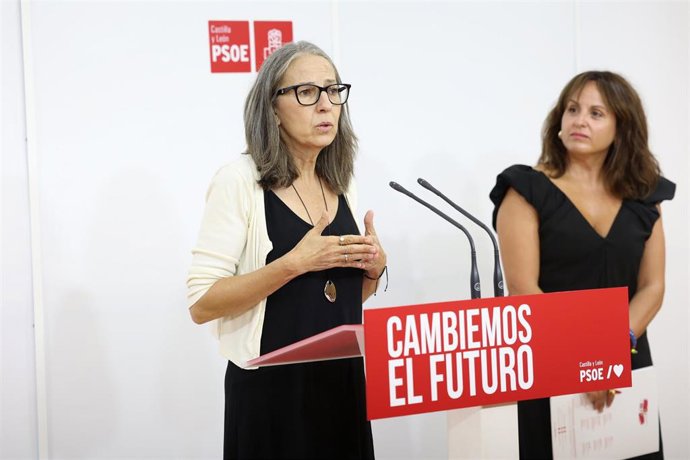 La portavoz socialista de Desregulación, Familia y Ayudas Sociales, Carmen Iglesias, junto a la viceportavoz socialista en las Cortes de Castilla y León, Patricia Gómez, en la rueda de prensa de este lunes.