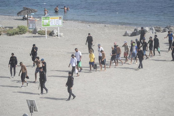 Varios migrantes, a 1 de agosto de 2026, en Ceuta (España). 