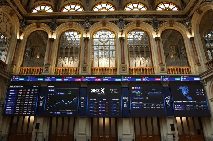 Paneles del Ibex en el Palacio de la Bolsa de Madrid, a 31 de julio de 2026, en Madrid (España). 