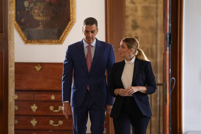 El presidente del Gobierno, Pedro Sánchez, y la presidenta de Baleares, Marga Prohens.