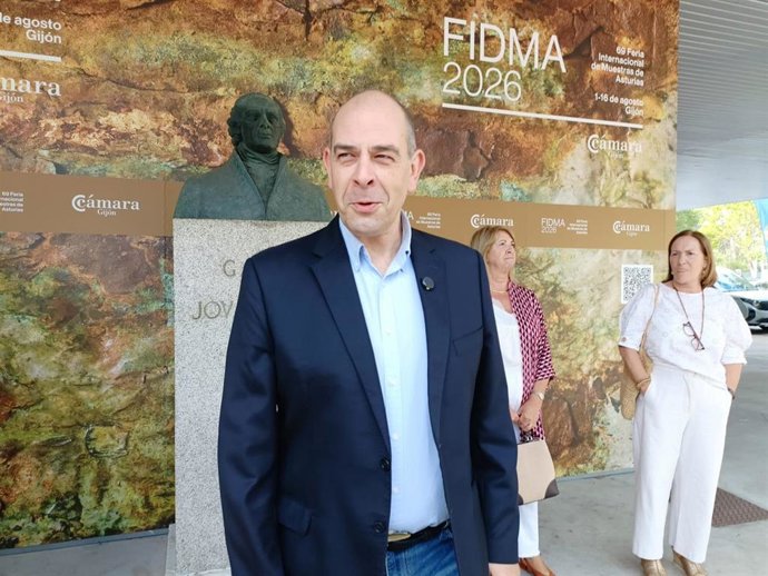 El secretario de Organización de la Federación Socialista Asturiana (FSA-PSOE), Luis Ramón Fernández Huerga, durante la visita institucional del partido a la Feria Internacional de Muestras de Asturias (Fidma), en el recinto ferial gijonés 'Luis Adaro'.