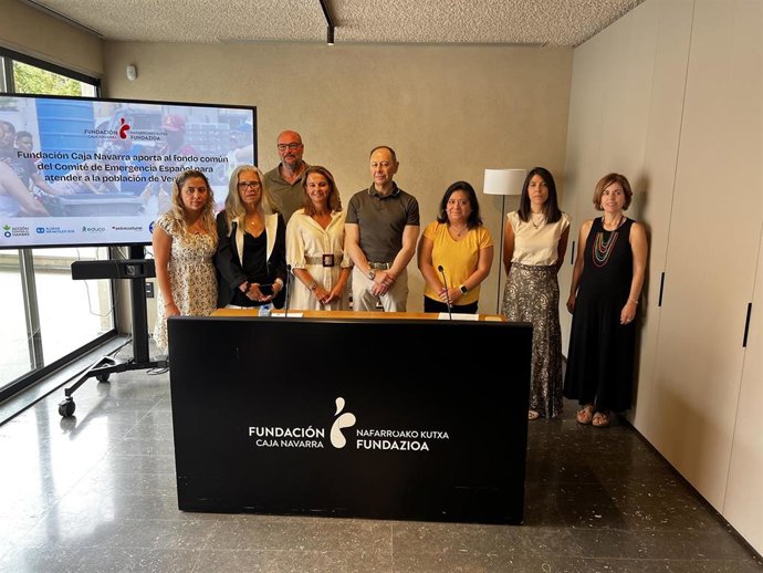 El presidente de Fundación Caja Navarra, José Ángel Andrés, y la directora del Comité español de Emergencia, Sara Barbeira, acompañados por representantes de ONG pertenecientes al Comité