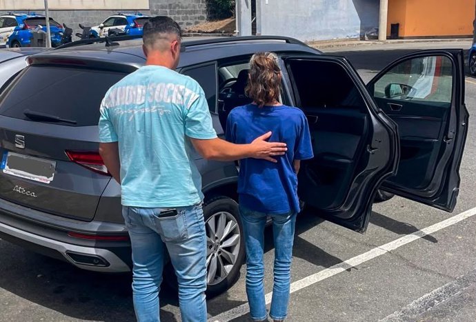 Un agente de la Policía canaria con la detenida en Arucas (Gran Canaria)
