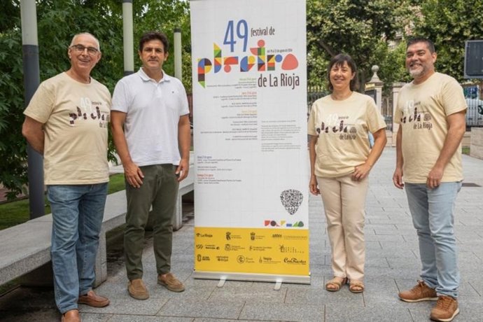 El director general de Cultura, Roberto Iturriaga, junto a los miembros de la Junta de ConTrastes-Rioja Patricia Calcerrada, Antonio Cerrajería y Carlos Blanco