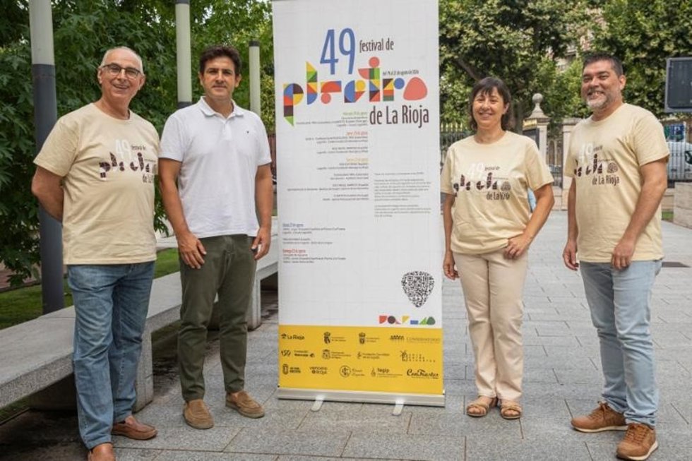 El director general de Cultura, Roberto Iturriaga, junto a los miembros de la Junta de ConTrastes-Rioja Patricia Calcerrada, Antonio Cerrajería y Carlos Blanco