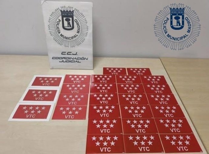 Distintivos falsos de VTC que ha intervenido la Policía Municipal de Madrid