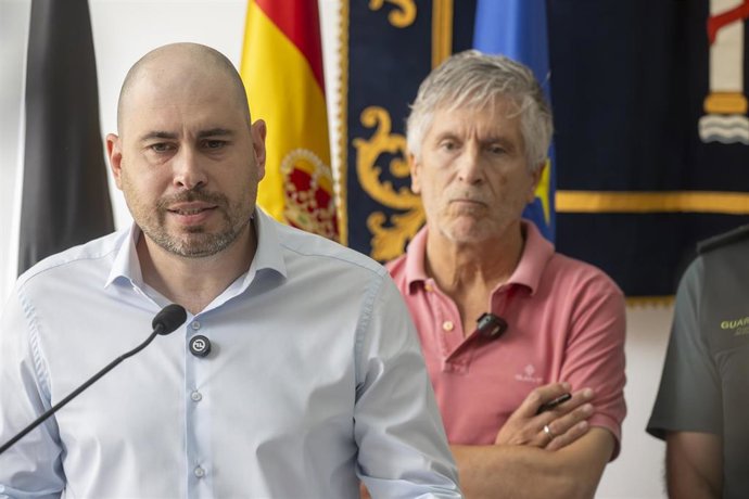 El ministro del Interior, Fernando Grande-Marlaska (i), acompañado del delegado del Gobierno en Ceuta, Miguel Ángel Pérez (d), ofrece declaraciones a los medios, en la sede de la Delegación del Gobierno, a 1 de agosto de 2026, en Ceuta (España). Marlaska 