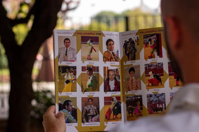 La Diputación presenta el coleccionable de cromos del 150 aniversario de La Malagueta