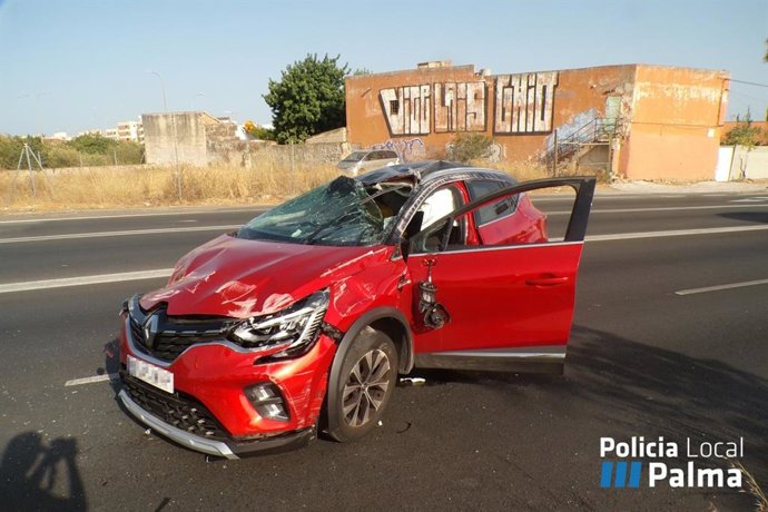 Coche siniestrado tras dar varias vueltas de tonel en Palma.