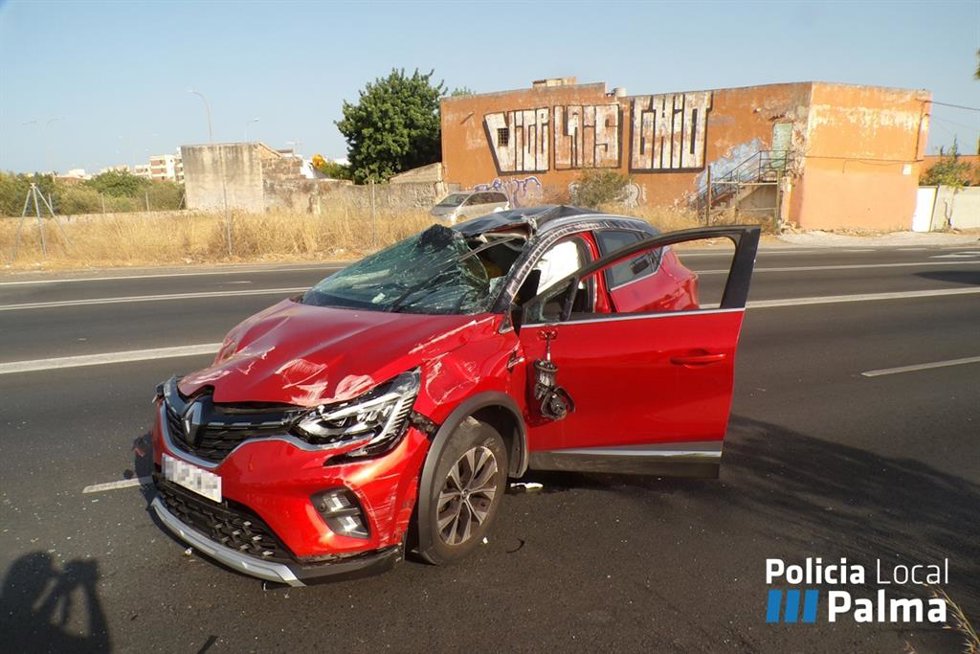 Coche siniestrado tras dar varias vueltas de tonel en Palma.