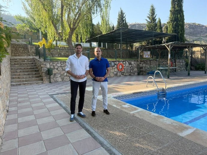 El diputado de Deportes e Instalaciones Deportivas, Eric Escobedo, ha visitado el municipio de La Peza, donde ha mantenido un encuentro con su alcalde, Álvaro Huertas, para abordar las actuaciones que la Diputación de Granada ejecutará en la localidad.