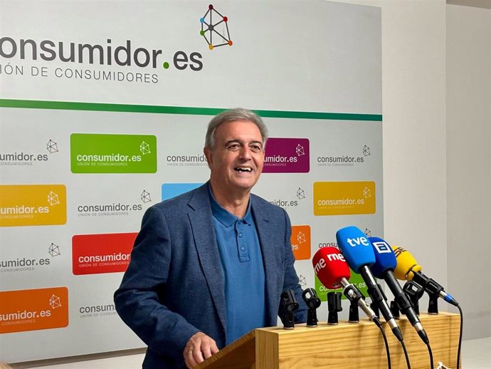Archivo - El presidente de la Unión de Consumidores y Usuarios (UCE) de Asturias, Dacio Alonso