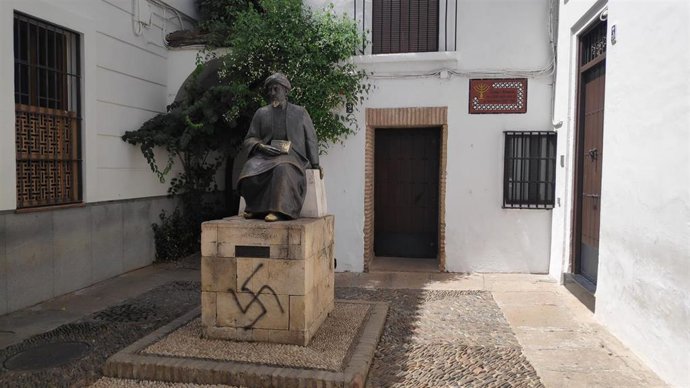 Monumento de Maimónides en Córdoba vandalizado con una esvástica nazi.