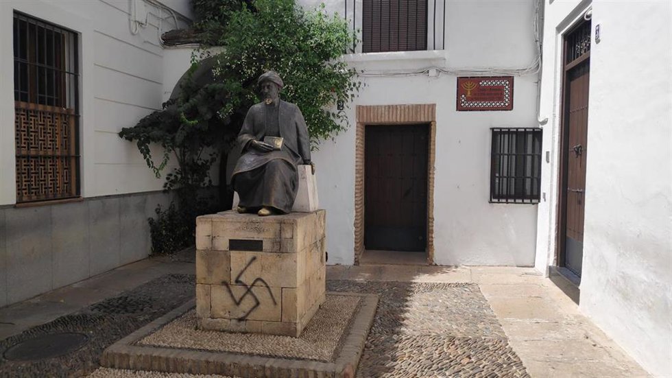 Monumento de Maimónides en Córdoba vandalizado con una esvástica nazi.