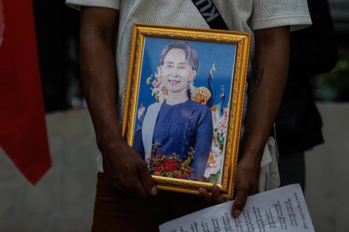 Archivo - Una fotografía de la antigua líder birmana Aung San Suu Kyi 