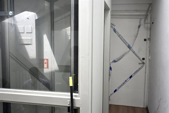 Puerta precintada por la policía en la calle Perines
