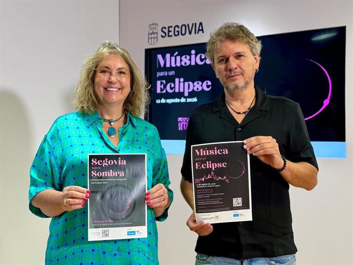 La concejal de Turismo, May Escobar, y el compositor Geni Uñón, en la presentación de 'Músca para un eclipse'.