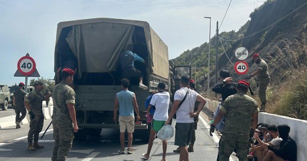 El Ejército transporta a centenares de migrantes desde las barriadas de Ceuta de vuelta a la frontera