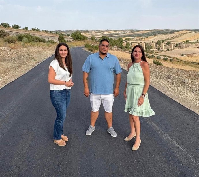 La vicepresidenta primera de la Diputación, Mónica Castillo de la Rica, junto a la vicepresidenta segunda, María Vera, ha realizado una visita institucional a Gobernador, donde ha estado acompañada por el alcalde de la localidad, Patrocinio Ruano.