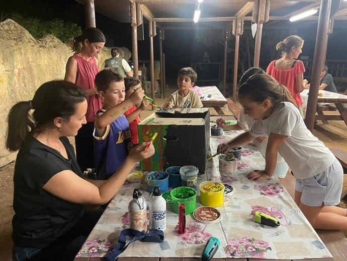 Niños participan en una nueva edición de las actividades estivales del Centro de Conservación Zoo de Córdoba.