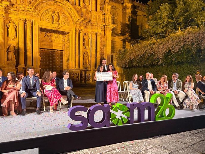 Responsables del Hospital Universitario Costa del Sol recibiendo una de las becas del Proyecto Espacio SPERantia de la Sociedad Andaluza de Oncología Médica.