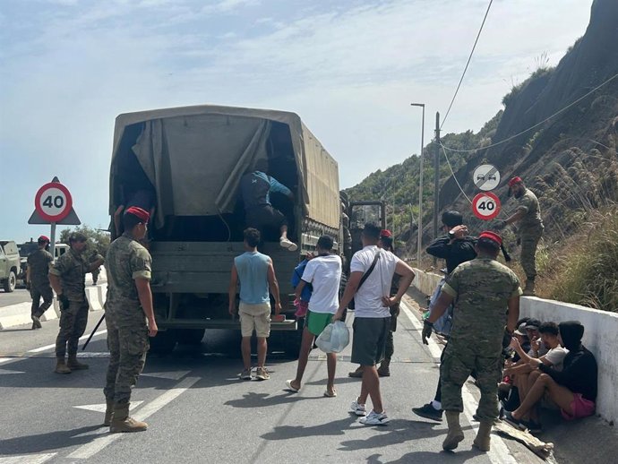 O Exército transporta centenas de migrantes dos bairros de Ceuta de volta à fronteira