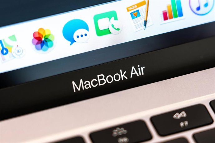 Archivo - Foto del logo de MacBook Air.