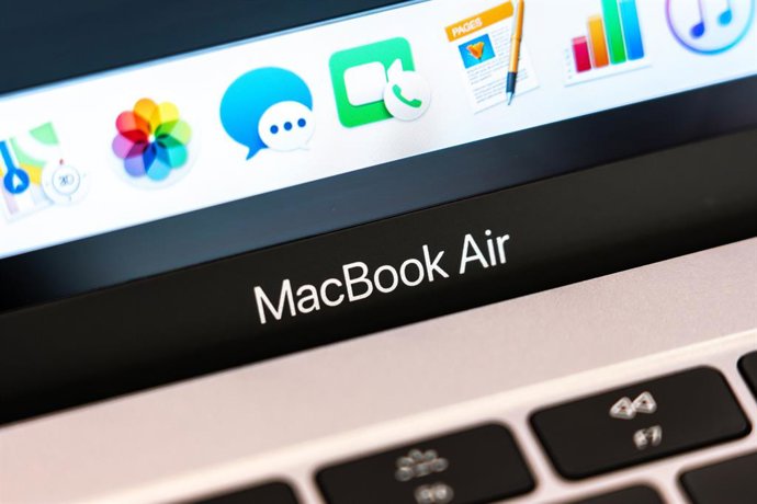 Archivo - Arquivo - 22 de julho de 2019 - Xangai, China - O logotipo do MacBook Air da Apple visto em um laptop exposto em uma loja da Apple em Xangai.