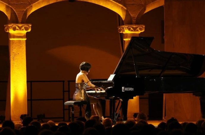 Pianista tocando el piano en el Festival de Música Clásica de Pollença.
