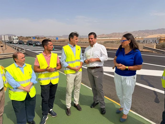 El consejero Jorge García Montoro visita el fin de la obra de refuerzo de la seguridad vial en los accesos al polígono industrial de Águilas.