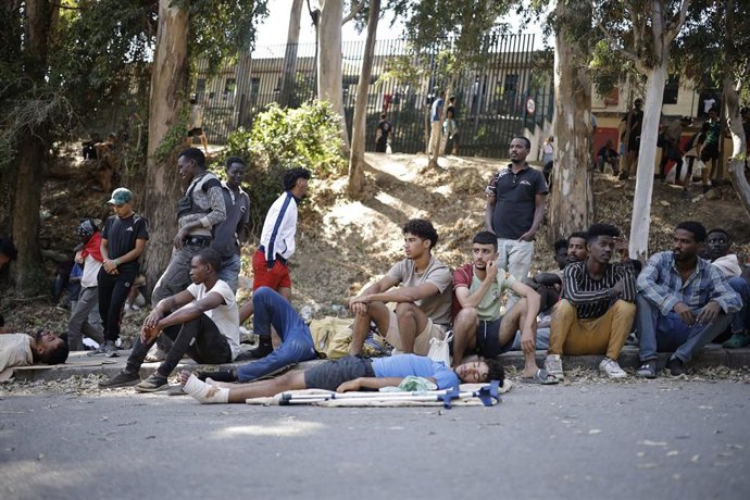 Varias personas esperan a las puertas del Centro de Estancia Temporal de Inmigrantes (CETI), a 2 de agosto de 2026, en Ceuta (España).