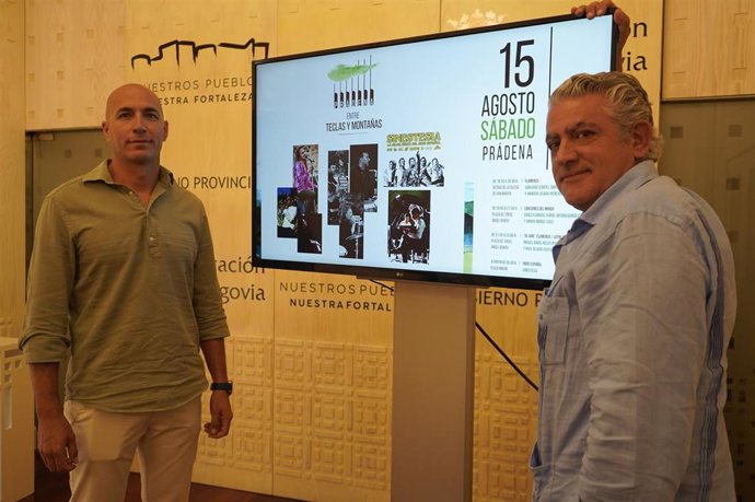 El alcalde de Prádena, Ismael Masedo (izquierda), y el diputado de Cultura, José María Bravo, en la presentación de la II edición de 'Entre teclas y montañas'.
