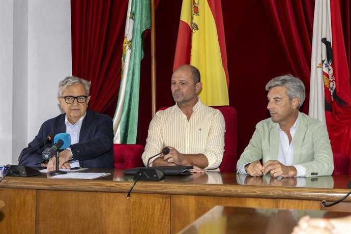 Salvador Fuentes (izda.) interviene, junto a Miguel Ruz (centro) y Andrés Lorite (dcha.) en el Ayuntamiento de Montalbán.