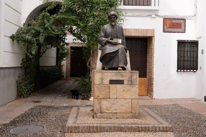 La estatua de Maimónides, localizada en la plaza de Tiberíades, en pleno casco histórico de Córdoba, tras las labores de limpieza de la pintada por Sadeco.